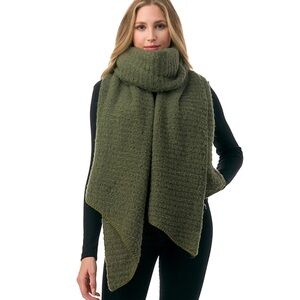 Marcus Adler The Ashey Scarf Green cozy ribbed scarf
NWT